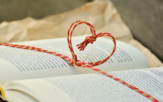 Comment analyser une critique efficacement : méthodes et astuces